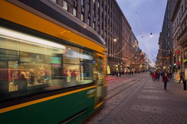 Finlandiya, Helsinki - 7 Ocak 2020. Finlandiya 'nın Helsinki şehrinde Noel için hazırlanmış Aleksanterinkatu caddesinin manzarası.