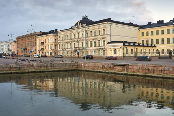 芬兰赫尔辛基Kauppatori附近Pohjoessplanadi街的景观 水面上的倒影模糊 — 图库照片