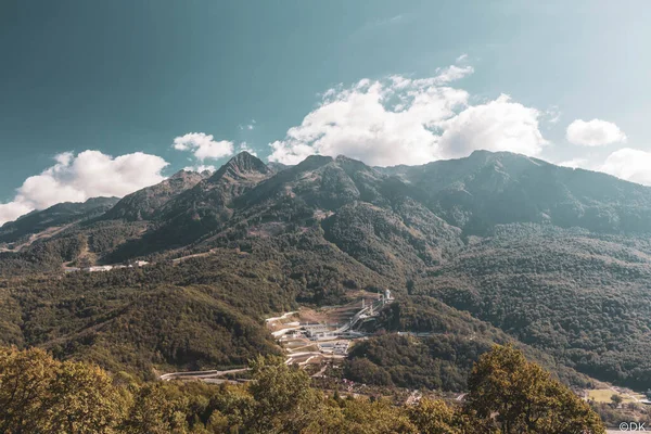 Krasnaya Polyana köyündeki gözlem güvertesinden dağ manzarası