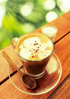 buzlu kahve doğa arka plan ile ahşap bir masa üzerinde