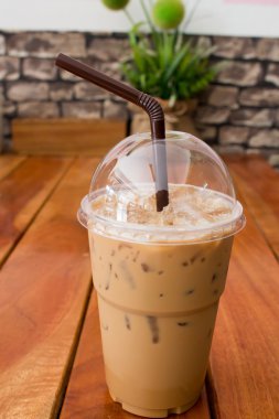 buzlu kahve bir kafede ahşap bir masa üzerinde.