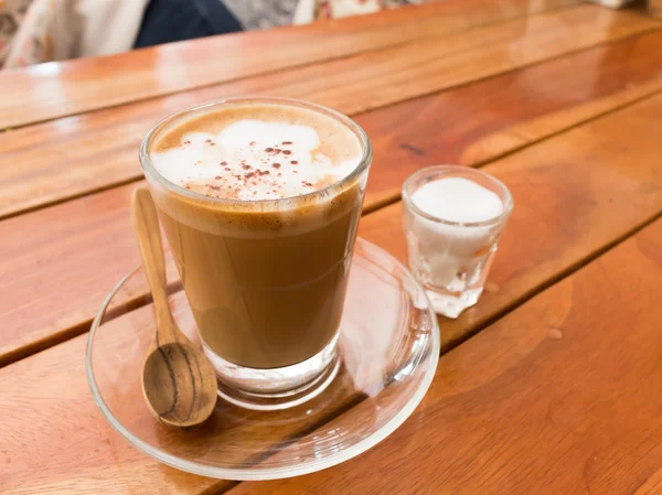 Cafea fierbinte pe o masă de lemn într-o cafenea . — Fotografie, imagine de stoc