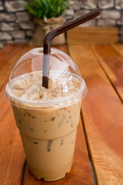 Café helado en una mesa de madera en una cafetería . — Foto de Stock
