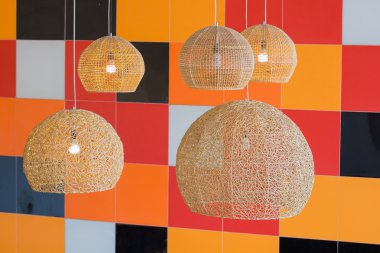 Renkli duvar ile ahşap yapılmış lamba