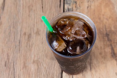 meşrubat cam ahşap üzerine