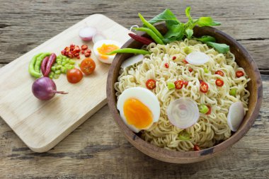 ahşap üzerinde anlık erişte