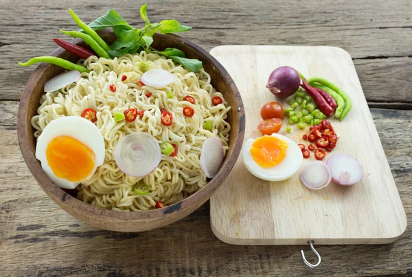 ahşap üzerinde anlık erişte