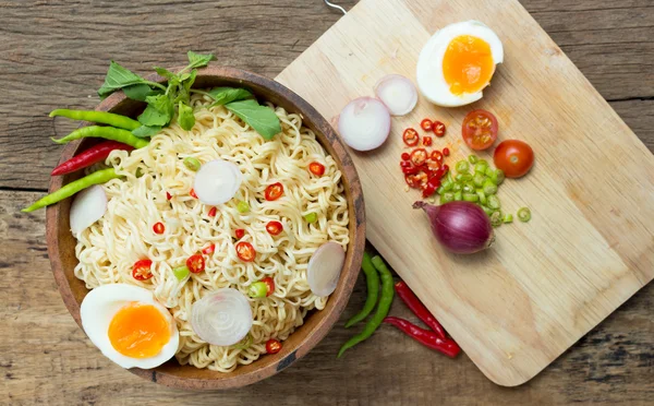 Fideos instantáneos en madera — Foto de Stock