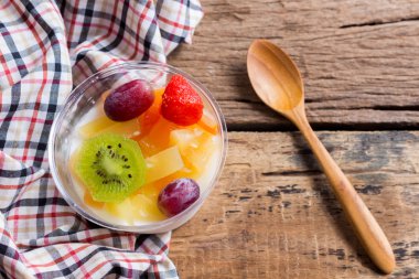 Ahşap üzerine sütlü meyve salatası