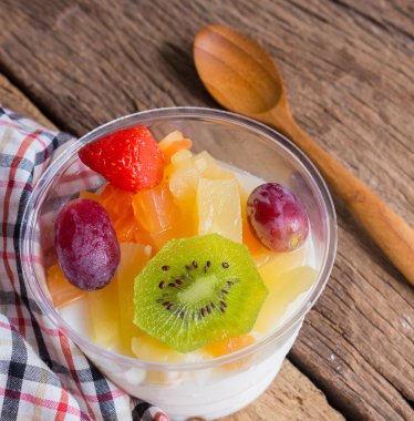 Ahşap üzerine sütlü meyve salatası