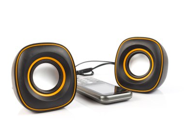 Beyaz bir arka plan üstünde hareket eden telefon ile hoparlör