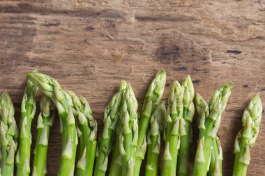 Bir tahta üzerinde taze kuşkonmaz