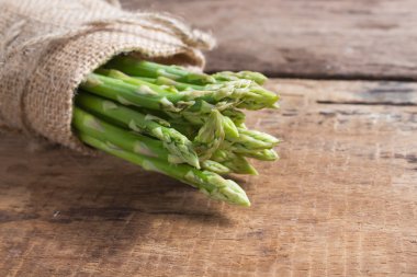 Bir tahta üzerinde taze kuşkonmaz