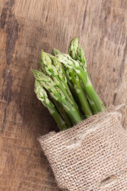 Bir tahta üzerinde taze kuşkonmaz