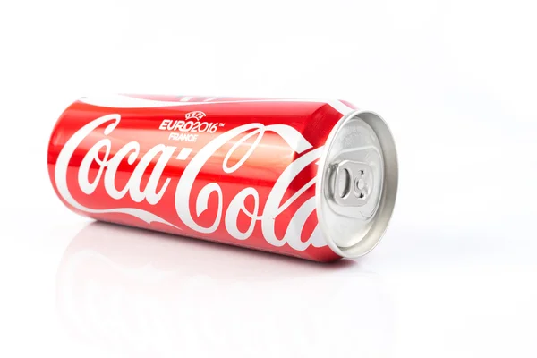 UDONTHANI, TAILANDIA 16 DE JUNIO DE 2015, Coca-Cola en lata sobre ba blanca — Foto de Stock