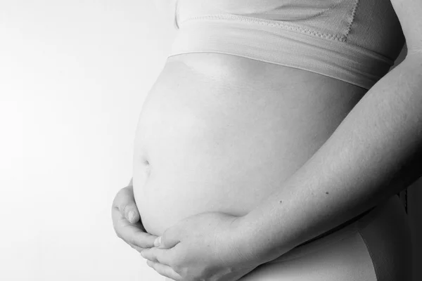 Vientre de la mujer embarazada, mono tono . —  Fotos de Stock