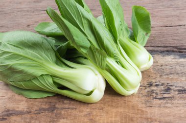 Bebek pak choi ahşap üzerine