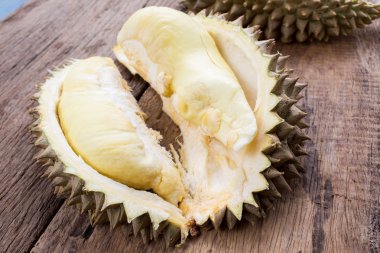Durian bir tahta üzerinde