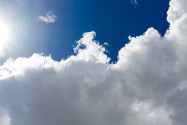 Blå himmel med moln och solen ljus — Stockfoto