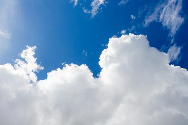 Blauer Himmel mit Wolken und Sonnenlicht — Stockfoto