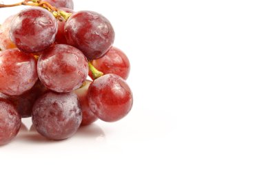 Beyaz bir arka plan üzerinde taze üzüm