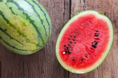 karpuz bir tahta üzerinde 