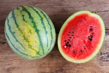 karpuz bir tahta üzerinde 
