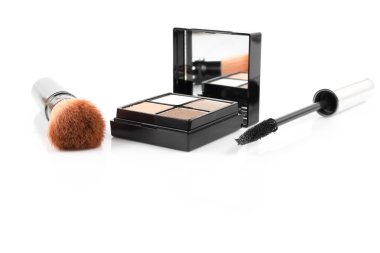 Beyaz yanak fırçasıyla göz farı kapatın