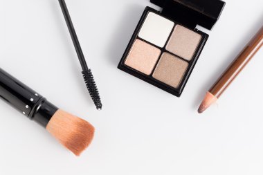 Beyaz arka plan üzerinde kadın için makyaj ve kozmetik 