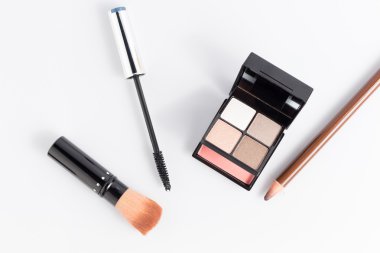 Beyaz arka plan üzerinde kadın için makyaj ve kozmetik 