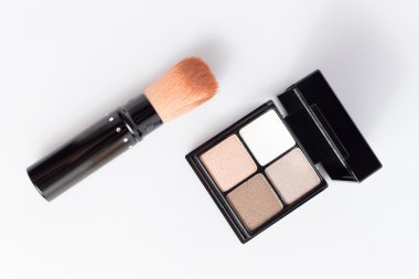 Beyaz arka plan üzerinde kadın için makyaj ve kozmetik 