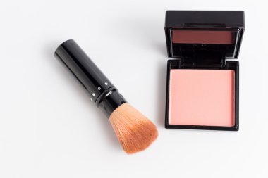 Beyaz arka plan üzerinde kadın için makyaj ve kozmetik 