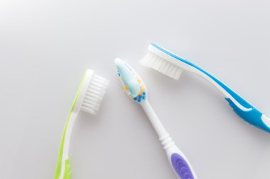 Beyaz arkaplanda diş macunu olan diş fırçası