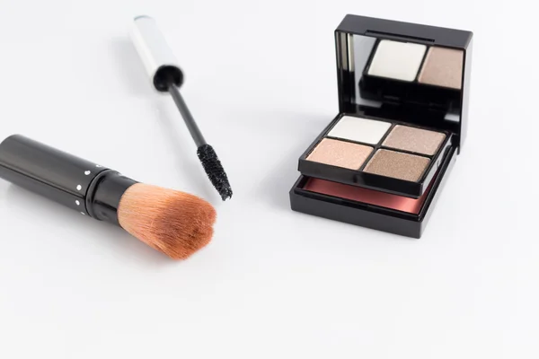 Cosméticos y maquillaje para mujer sobre fondo blanco — Foto de Stock