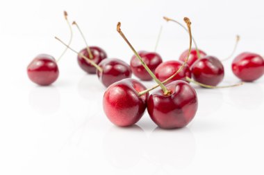 Beyaz arka planda taze kiraz meyvesi