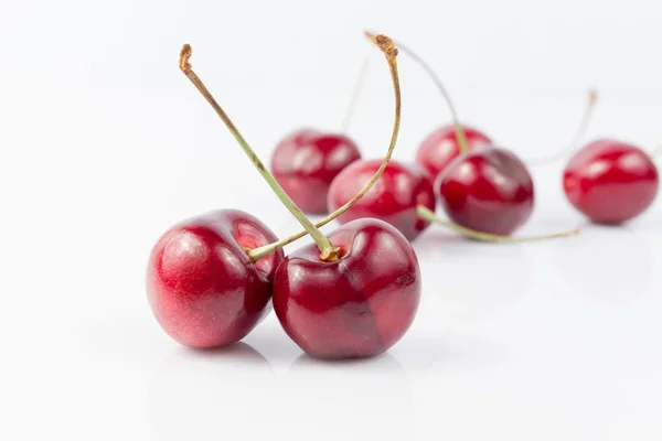 Fruta fresca de cereza sobre fondo blanco — Foto de Stock
