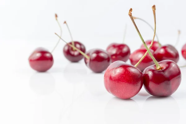Fruta fresca de cereza sobre fondo blanco — Foto de Stock