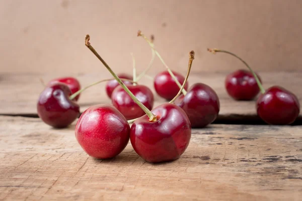 Fruta de cereza fresca en madera — Foto de Stock