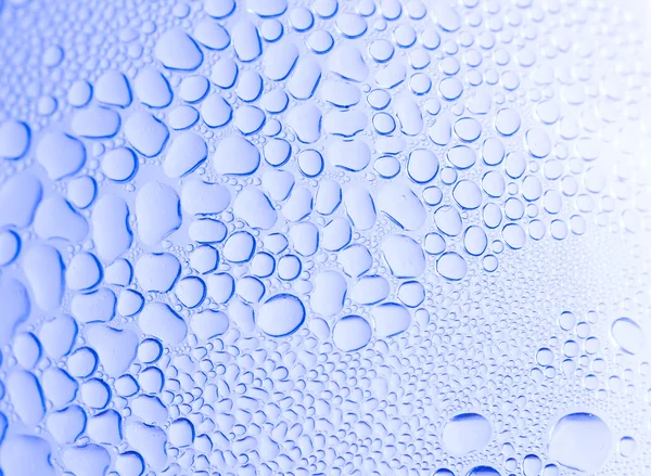 Primer plano gota de agua en botella con efecto de contraluz — Foto de Stock