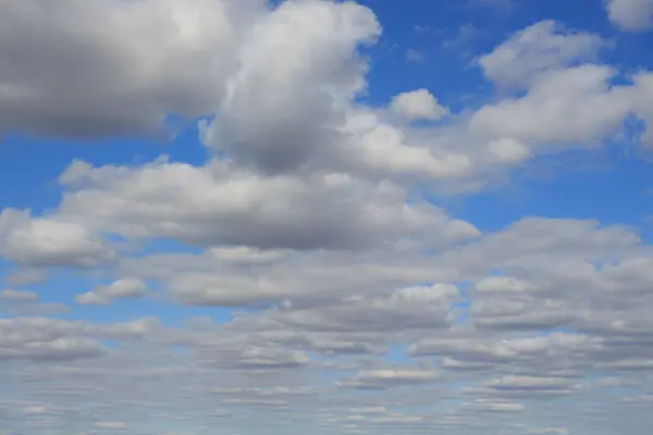 Moln i blå himmel — Stockfoto