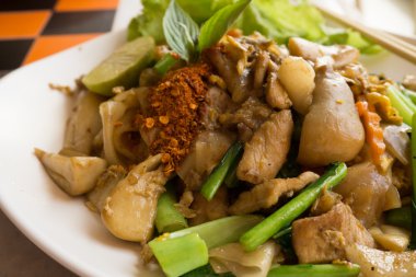  Kızarmış noodle pork ile