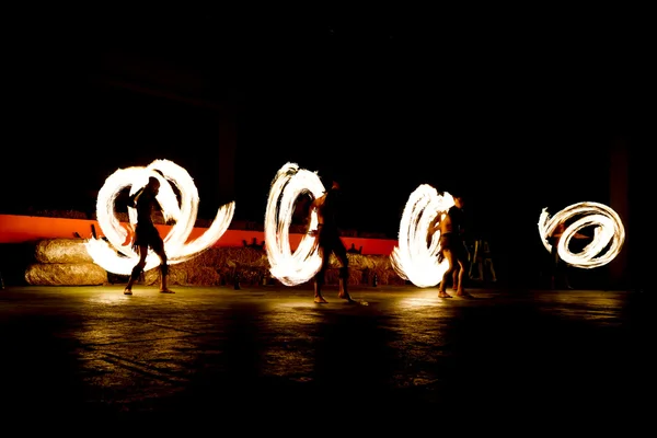 Langsame Verschlusszeit der Feuershow. — Stockfoto