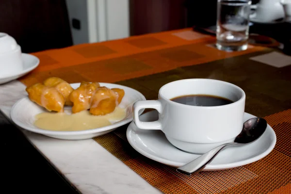 Café caliente whit dulce en la mañana —  Fotos de Stock