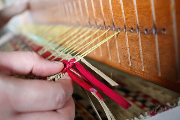 Закрыть женскую руку на коврик

