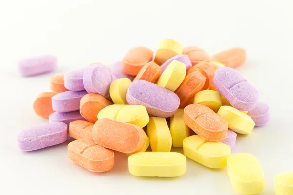 白地にカラフルな抗生物質の錠剤 — ストック写真