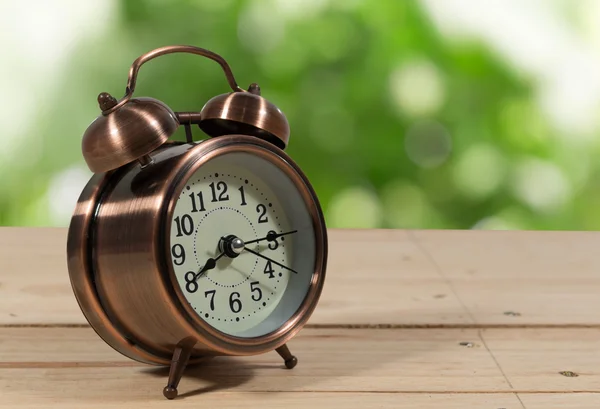 Reloj en madera con fondo de naturaleza — Foto de Stock