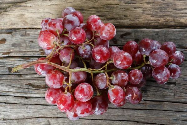 Nature morte de raisins frais biologiques sur bois — Photo