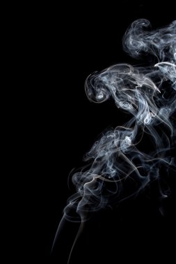 Soyut siyah bir arka plan üzerinde duman dans.