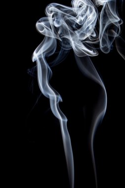 Soyut siyah bir arka plan üzerinde duman dans.