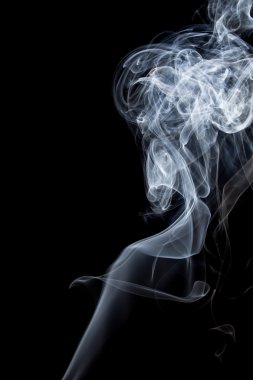 Soyut siyah bir arka plan üzerinde duman dans.